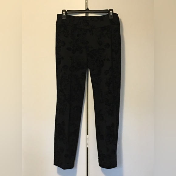 Jules & Leopold Pants - 💚2 for $10💚Jules & Leopold Studio Capri Pants, Velvety Flower Design, Size S/P